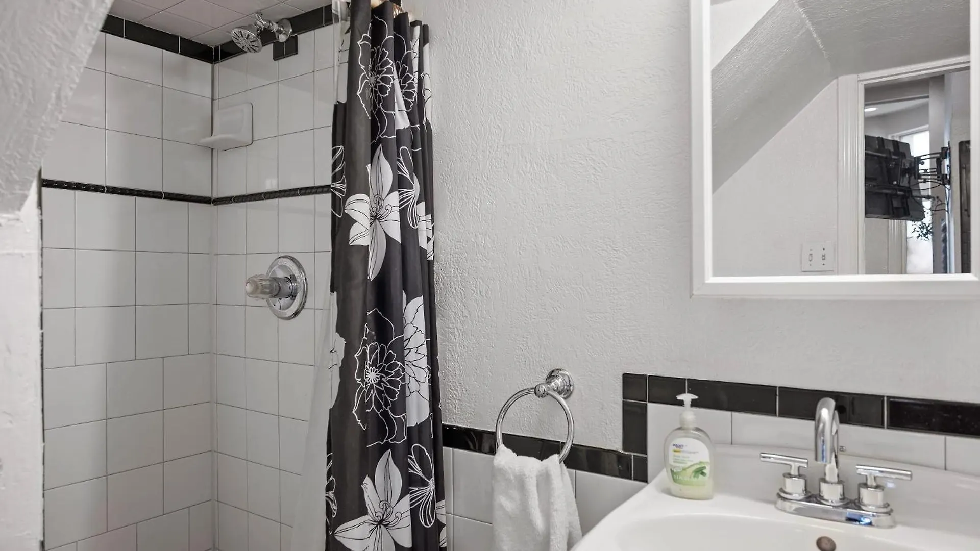 Charming Studio-Panoramic View-Your Pittsburgh Sanctuary Apartment