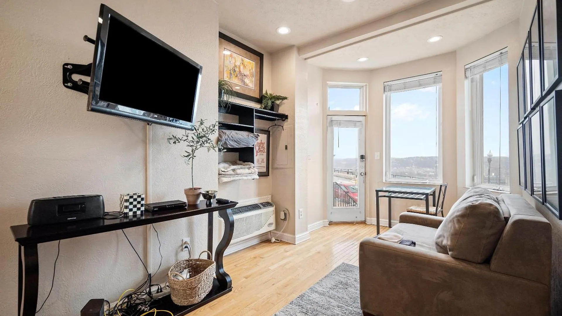 Charming Studio-Panoramic View-Your Pittsburgh Sanctuary Apartment United States