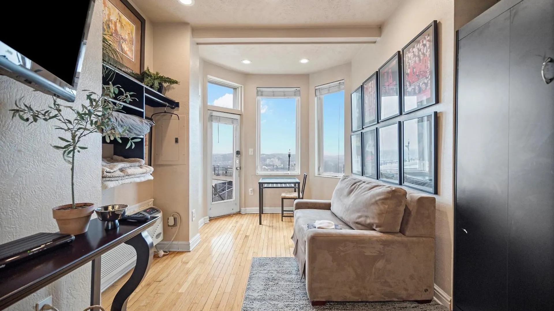 Charming Studio-Panoramic View-Your Pittsburgh Sanctuary Apartment