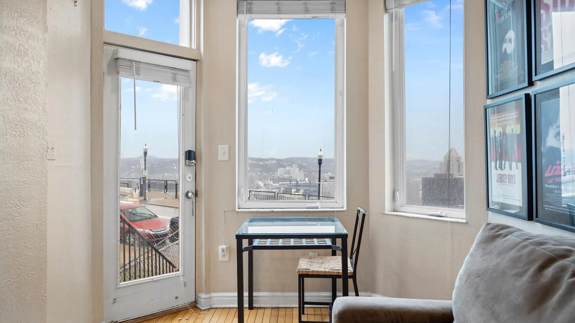 Charming Studio-Panoramic View-Your Pittsburgh Sanctuary Apartment